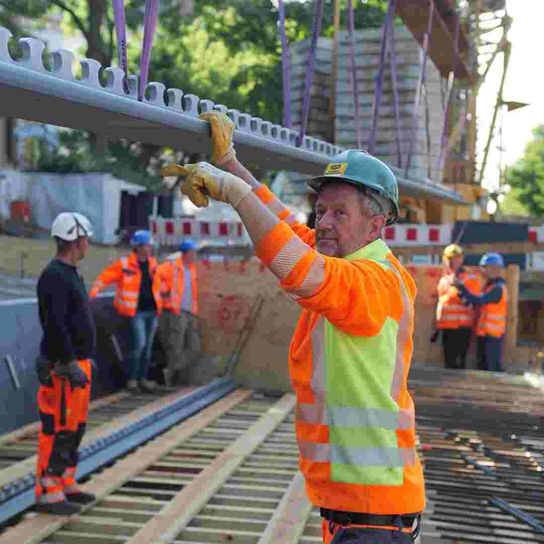 Ersatzneubau Waldstraßenbrücke in Leipzig GP Mitarbeiter mit Verbunddübelleiste