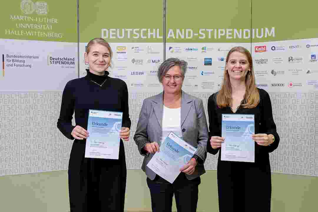 Netzwerktreffen Deutschland-Stipendium der MLU Halle (Saale) v. l.: Anna Schomberg, Angela Papenburg (Vorstand GP Günter Papenburg AG), Theresa Westerhoff | Nov. 2022
