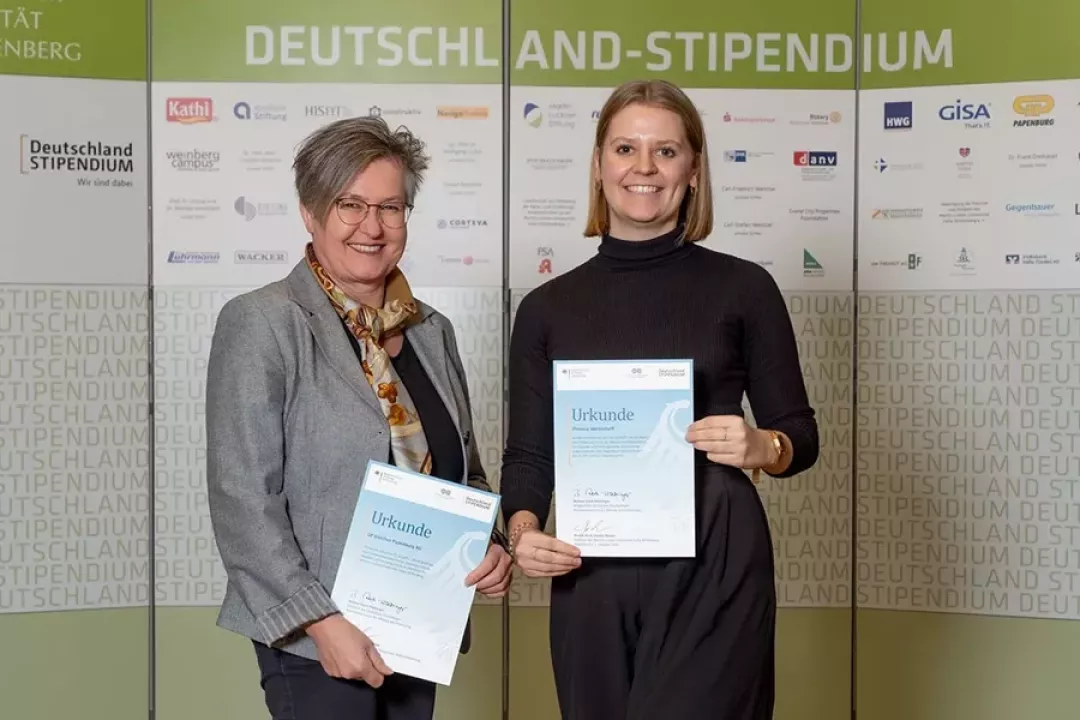 Vergabeveranstaltung Deutschlandstipendium Angela Papenburg (Vorstand GP AG) und Theresa Westerhoff | Nov. 2023 | Bildrechte: MLU Halle (Saale), Maike Glöckner