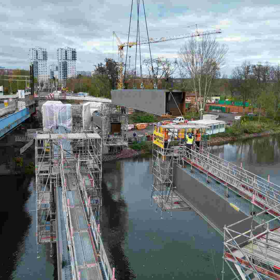 Lückenschluss der Stahlträgerkonstruktion an der Elisabethbrücke 