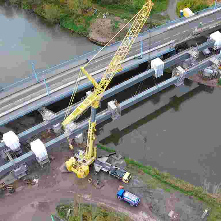 Lückenschluss der Stahlträgerkonstruktion an der Elisabethbrücke